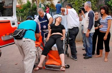 مسعفون ينقلون امرأة اصيبت في الانفجار