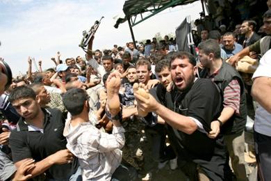اخراج جثث القتلى من تحت الانقاض