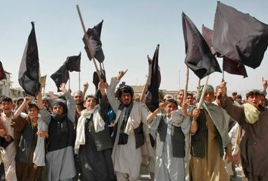 جانب من الافغان المتظاهرين امام السفارة الباكستانية