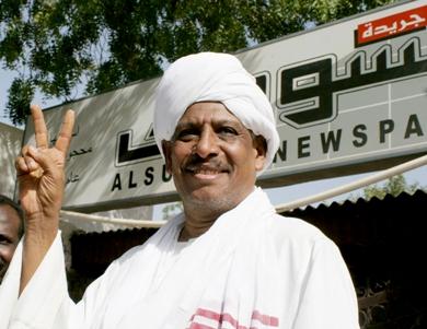 رئيس تحرير صحيفة «السوداني» محجوب عروة بعد الإفراج عنه أمس رئيس تحرير صحيفة «السوداني» محجوب عروة بعد الإفراج عنه أمس