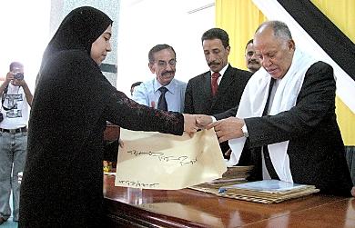 ويسلم ابنة المرحوم حسين إدريس إسماعيل شهادة التكريم ويسلم ابنة المرحوم حسين إدريس إسماعيل شهادة التكريم