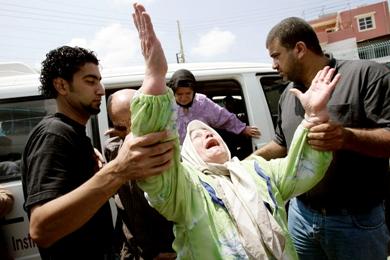 فلسطينية تجهش بالبكاء وتدعو على المتسببين في محنتهم بعد الفرار من المخيم أمس فلسطينية تجهش بالبكاء وتدعو على المتسببين في محنتهم بعد الفرار من المخيم أمس