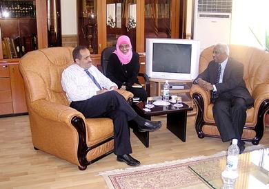 محافظ عدن أثناء لقائه برئيس الغرفة التجارية والصناعية الماليزية أمس محافظ عدن أثناء لقائه برئيس الغرفة التجارية والصناعية الماليزية أمس