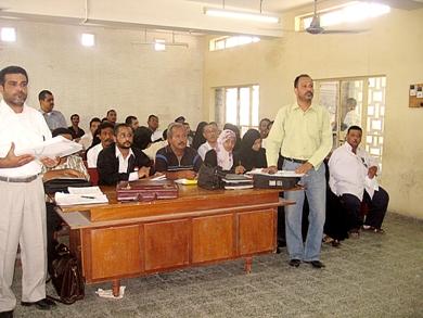 محامي المجني عليه ومحامي المتهمين أثناء سير المحاكمة محامي المجني عليه ومحامي المتهمين أثناء سير المحاكمة