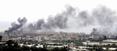 سحب الدخان ترتفع من داخل مخيم نهر البارد بعد الاشتباكات امس