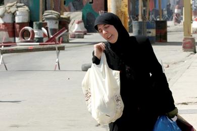 امرأة فلسطينية تبكي أثناء هربها من القصف