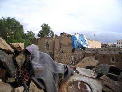 منزل تهدم جزء منه ومنع ترميمه فغطي بالطرابيل وسور آخر مبني بمخلفات الشارع منزل تهدم جزء منه ومنع ترميمه فغطي بالطرابيل وسور آخر مبني بمخلفات الشارع