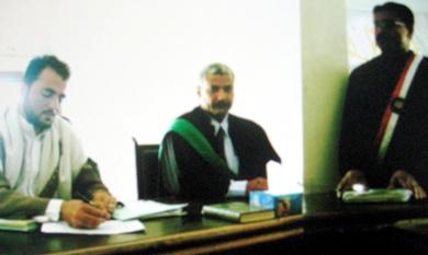 القاضي محمد عبدالله أمان وأمين سر الجلسة القاضي محمد عبدالله أمان وأمين سر الجلسة