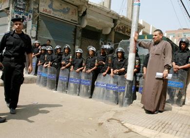 انتشار لقوات الامن خارج احد مراكز الاقتراع