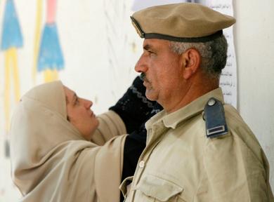 امرأة مصرية تبحث عن اسمها في اللائحة