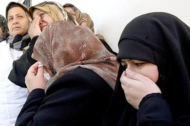 نساء لبنانيات يبكين بعد مقتل احد الجنود أمس