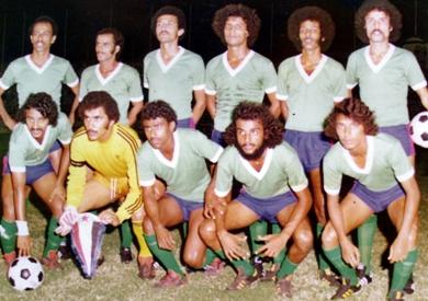 في صفوف المنتخب الاول من اليسار وقوفا في صفوف المنتخب الاول من اليسار وقوفا