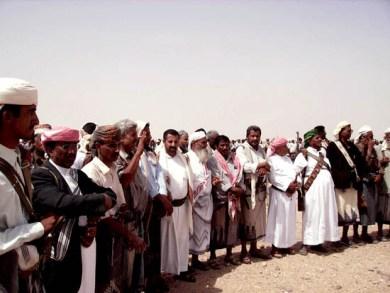 محافظ شبوة وعدد من المشايخ والأعيان اثناء التحكيم وتسليم 35 بندقية للمجني عليهم محافظ شبوة وعدد من المشايخ والأعيان اثناء التحكيم وتسليم 35 بندقية للمجني عليهم