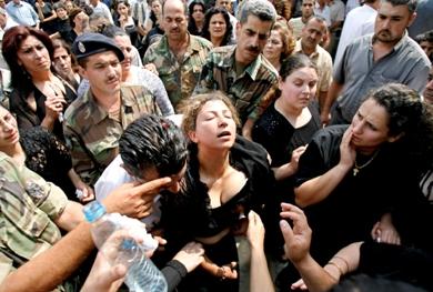 شقيقة احد الجنود في حالة انهيار