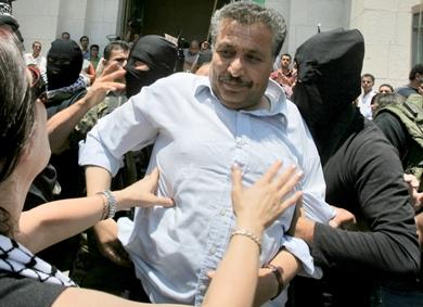 نائب رئيس المجلس التشريعي أثناء اقتياده من مبنى المجلس في رام الله أمس نائب رئيس المجلس التشريعي أثناء اقتياده من مبنى المجلس في رام الله أمس