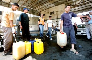 مواطنون من غزة يتهافتون على شراء الوقود من المحطات قبل أن ينفد مواطنون من غزة يتهافتون على شراء الوقود من المحطات قبل أن ينفد