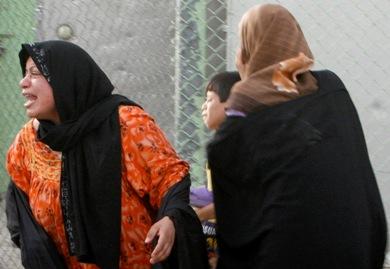 نساء عراقيات يبكين أثناء تشييع احد اقاربهن أمس