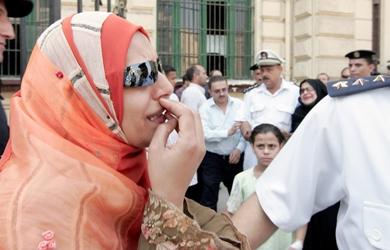 منال عبدالغني زوجة المتهم محمد سيد صابر  تبكي بعد الحكم عليه
