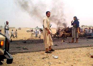 حراس الأمن يقفون على الآثار التي خلفها التفجير على بعد 200 كم من موقع عرش بلقيس بمأرب أمس حراس الأمن يقفون على الآثار التي خلفها التفجير على بعد 200 كم من موقع عرش بلقيس بمأرب أمس