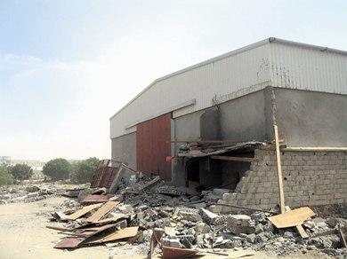 جانب من المنشآت التي لحقت بها الأضرار جراء الإزالة في منطقة اللحوم بدار سعد جانب من المنشآت التي لحقت بها الأضرار جراء الإزالة في منطقة اللحوم بدار سعد