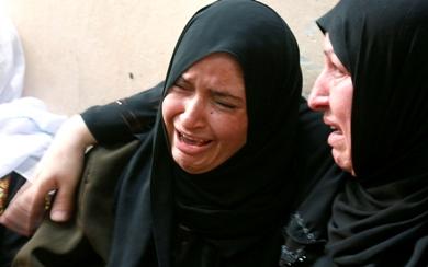 امرأة فلسطينية تبكي بعد مقتل احد اقاربها أمس الأول