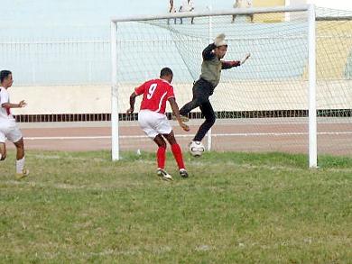 نجم اللقاء امبويو يلسع شباك الاتحاد