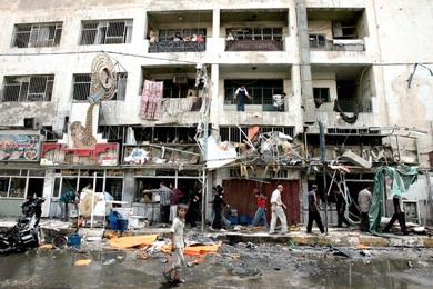 عراقيون أمام مبنى متضرر بتفجير سيارة مفخخة راح ضحيته اثنان وجرح ستة بوسط بغداد امس عراقيون أمام مبنى متضرر بتفجير سيارة مفخخة راح ضحيته اثنان وجرح ستة بوسط بغداد امس