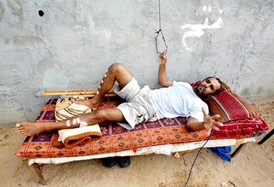 طارق عصفور عضو حركة فتح ممدد في بيته في جنوب قطاع غزة يوم أمس ويحوم الذباب حول جراح في رجليه يغطيها الدم المتجمد.. ويقول طارق وهو عضو في الشرطة الفلسطينية ان الجراح في ساقيه سببها قيام أعضاء حماس بدق مسامير فيها عندما عذبوه وقد نفى ناطق باسم حماس قيامهم بتعذيب أحد لكنه اعترف بقيام الحركة بالإغارة على رجال الشرطة وحبسهم بهدف نزع سلاحهم طارق عصفور عضو حركة فتح ممدد في بيته في جنوب قطاع غزة يوم أمس ويحوم الذباب حول جراح في رجليه يغطيها الدم المتجمد.. ويقول طارق وهو عضو في الشرطة الفلسطينية ان الجراح في ساقيه سببها قيام أعضاء حماس بدق مسامير فيها عندما عذبوه وقد نفى ناطق باسم حماس قيامهم بتعذيب أحد لكنه اعترف بقيام الحركة بالإغارة على رجال الشرطة وحبسهم بهدف نزع سلاحهم
