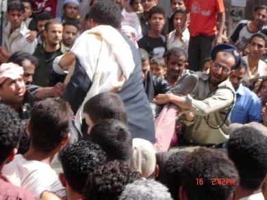 اثناء نقل جثة احد المتوفين في الحادث امس اثناء نقل جثة احد المتوفين في الحادث امس