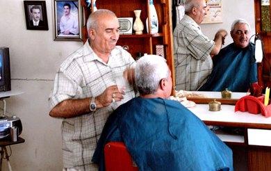 الحاج كامل الكامل يتحدث إلى زبون له في محله ببغداد السبت الماضي الحاج كامل الكامل يتحدث إلى زبون له في محله ببغداد السبت الماضي