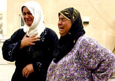 عراقيات يبكين في مشرحة مستشفى كركوك على وفاة أقاربهن عراقيات يبكين في مشرحة مستشفى كركوك على وفاة أقاربهن