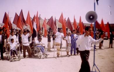 أثناء مشاركة أعضاء الجمعية المعاقين في احتفالات 22 مايو أثناء مشاركة أعضاء الجمعية المعاقين في احتفالات 22 مايو