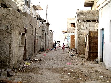 الطفل والحي الذي وجد فيه بداخل كرتون