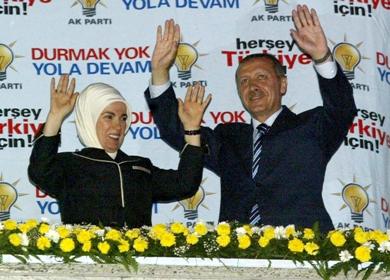رئيس الوزراء طيب اردوغان مع عقيلته