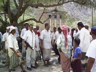 مدير المديرية يتحدث إلى المواطنين أثناء نزوله لتفقد الأضرار مدير المديرية يتحدث إلى المواطنين أثناء نزوله لتفقد الأضرار