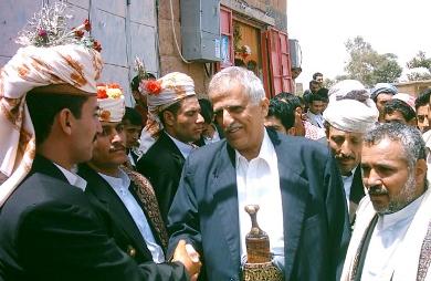 محافظ المحويت الاخ أحمد علي محسن يهنئ العرسان محافظ المحويت الاخ أحمد علي محسن يهنئ العرسان