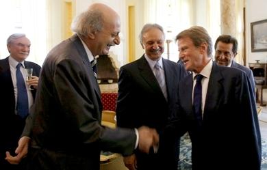 وزير الخارجية الفرنسي برنار كوشنير  مع الزعيم الدرزي وليد جنبلاط