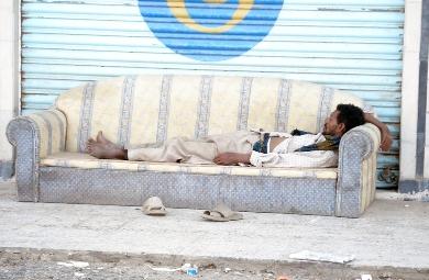 شاب نائم على كنبة مرمية في الشارع شاب نائم على كنبة مرمية في الشارع