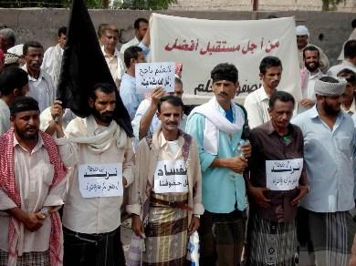المعلمون في لحج أثناء تنفيذ الاعتصام أمام مكتب التربية ومبنى ديوان المحافظة أمس المعلمون في لحج أثناء تنفيذ الاعتصام أمام مكتب التربية ومبنى ديوان المحافظة أمس