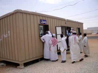 مغتربون قادمون يعاملون الإجراءات بالمنفد أمس الأول مغتربون قادمون يعاملون الإجراءات بالمنفد أمس الأول