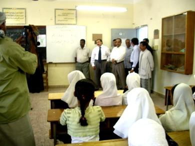 أثناء زيارة المحافظ أحد المخيمات الصيفية أمس أثناء زيارة المحافظ أحد المخيمات الصيفية أمس