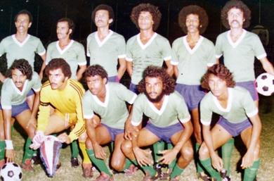في صفوف المنتخب اول الجالسين يمينا في صفوف المنتخب اول الجالسين يمينا