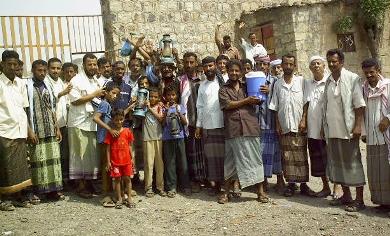 جانب من المواطنين المعتصمين أمام المجمع الحكومي لمديرية القبيطة أمس جانب من المواطنين المعتصمين أمام المجمع الحكومي لمديرية القبيطة أمس