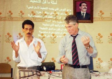 المسؤول الأميركي بمركز التضامن وممثل المركز في اليمن يتحدثان إلى الحاضرين المسؤول الأميركي بمركز التضامن وممثل المركز في اليمن يتحدثان إلى الحاضرين