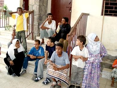 مجموعة من الطلبة المعاقين يتابعون النشاط مجموعة من الطلبة المعاقين يتابعون النشاط