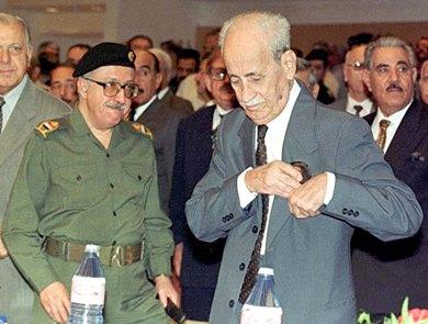 طارق عزيز ينظر إلى عبدالرحمن عارف في احتفال ببغداد في 15 أكتوبر 1999 بالذكرى الرابعة لإعادة انتخاب صدام حسين رئيساً للعراق طارق عزيز ينظر إلى عبدالرحمن عارف في احتفال ببغداد في 15 أكتوبر 1999 بالذكرى الرابعة لإعادة انتخاب صدام حسين رئيساً للعراق