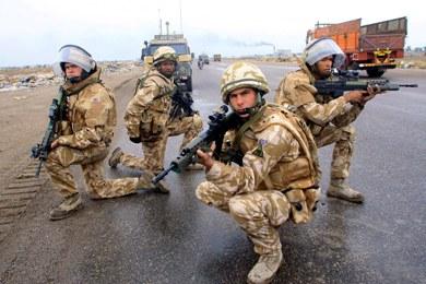 صورة من الارشيف لجنود بريطانيين يقومون بدورية في أحد شوارع البصرة صورة من الارشيف لجنود بريطانيين يقومون بدورية في أحد شوارع البصرة