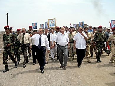 نائب رئيس الجمهورية بمعية اللجنة الخاصة بمعالجة قضايا الأراضي أثناء تدشين أعمال المشروع نائب رئيس الجمهورية بمعية اللجنة الخاصة بمعالجة قضايا الأراضي أثناء تدشين أعمال المشروع