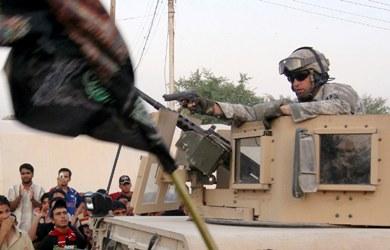 جندي أميركي يوجه مسدسه نحو عراقيين يسعون إلى إيقاف عربته المصفحة في السليمانية أمس قبل أن يسمحوا للعربة بالمرور جندي أميركي يوجه مسدسه نحو عراقيين يسعون إلى إيقاف عربته المصفحة في السليمانية أمس قبل أن يسمحوا للعربة بالمرور
