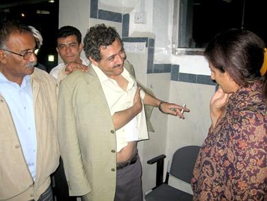 الزميل الخيواني يشرح للناشطة أمل الباشا ونقيب الصحفيين الأسبق عبدالباري طاهر عملية الاعتداء الزميل الخيواني يشرح للناشطة أمل الباشا ونقيب الصحفيين الأسبق عبدالباري طاهر عملية الاعتداء